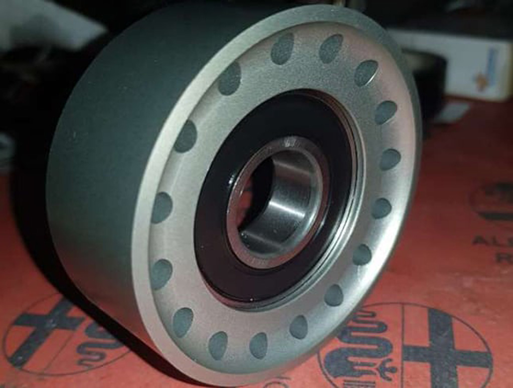 Idler pulley for an alfa romeo 916